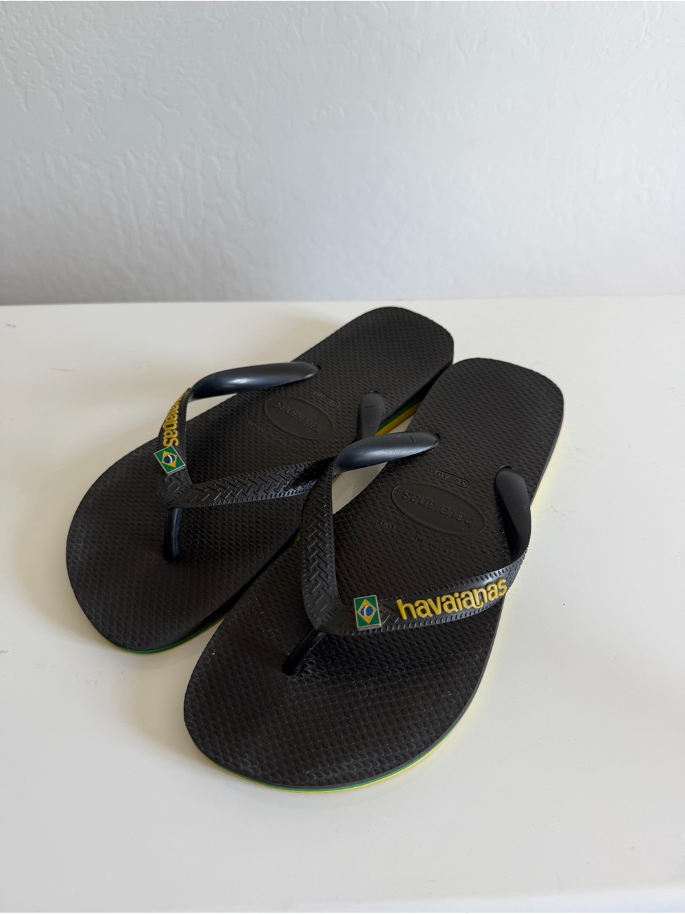 Havaianas Brasil Logo Flip Flops Black Yellow Flag Unisex Size 9/10 W (8 M)